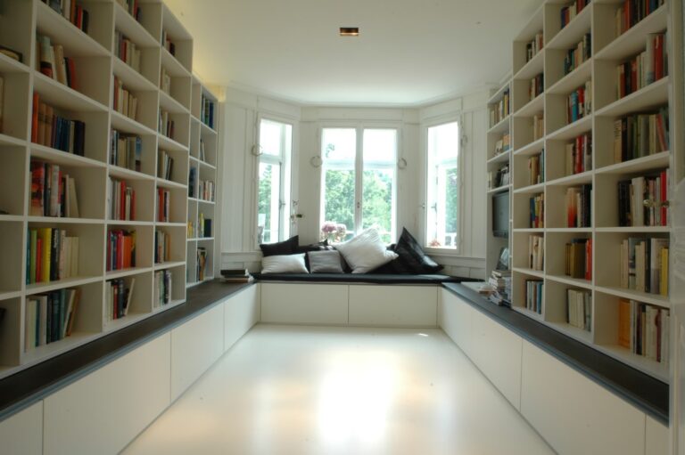 Bibliothek mit viel Stauraum und gemütlicher Leseecke am Fenster
