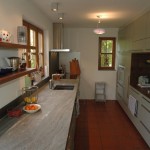 Neue Küche mit Materialmix und viel Stauraum