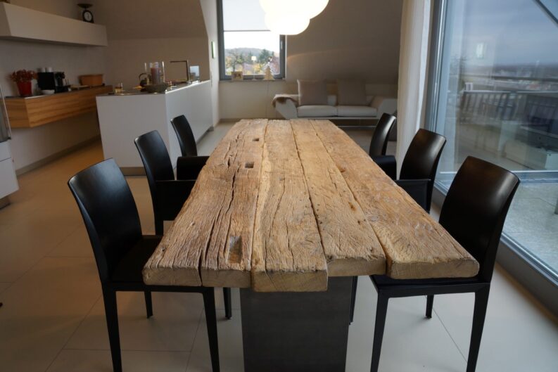 Zwinz Tisch Altholz Eiche massiv fallende Längen