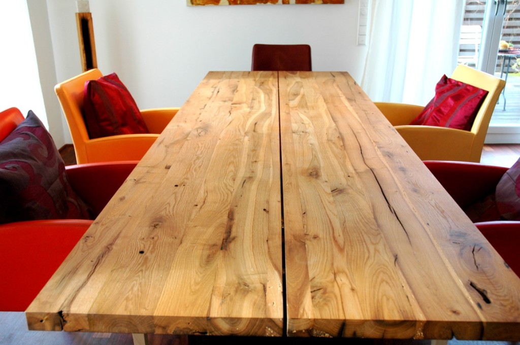 Eichenholztisch mit gerosteten Rohstahlfüßen