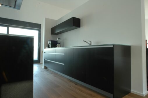 Zwinz schwarze Küche MDF schwarz Glas Grifflos