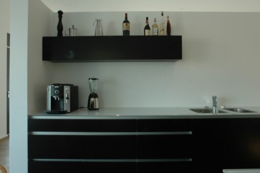 Zwinz Küche MDF schwarz Glas Griffnut