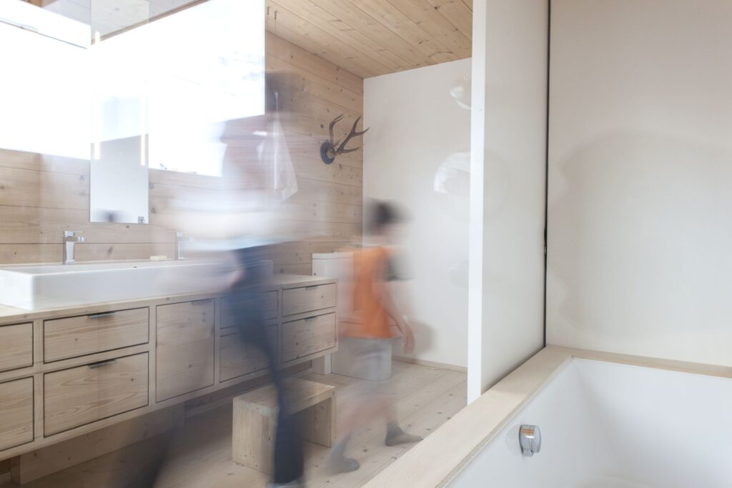 Ein Bad aus Holz ist keine große Sache, das Holz muss nur richtig ausgesucht sein und die Verarbeitung muss stimmen.