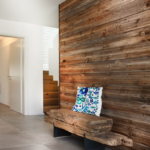 Altholz im Neubau. Flur und Bad in minimal und rustikal