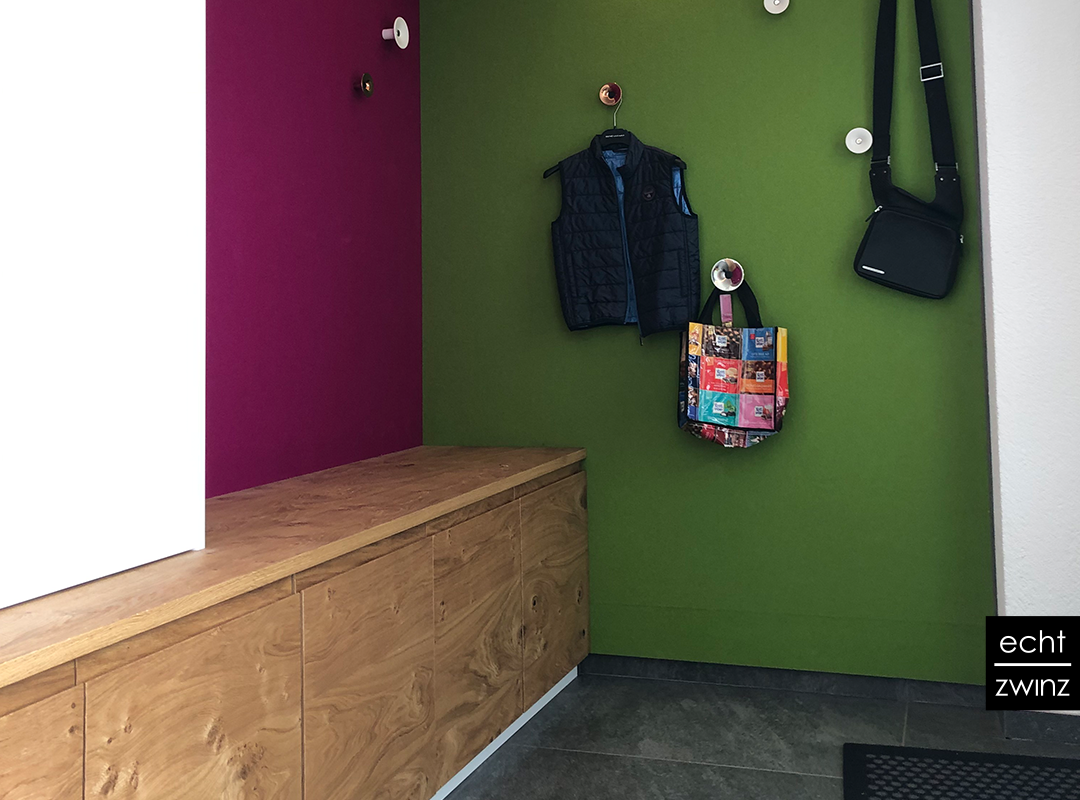Filzwand-Garderobe mit Haken Die Filzwände mit Haken setzen farbige Akzente sind pflegeleicht und sorgen für ein warmes, angenehmes Raumgefühl