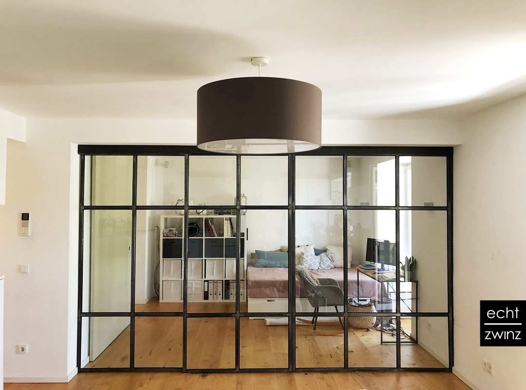 Raumteiler als Trennwand aus Glas und Stahl für deb Industrial Look im Schlafzimmer