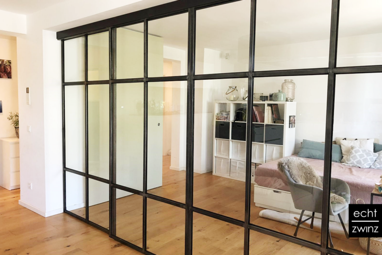 Raumtrenner-Wand aus brüniertem Stahl und Glas – schafft Struktur, Schallschutz und Loft-Atmosphäre