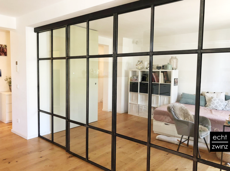 Raumtrenner-Wand aus brüniertem Stahl und Glas – schafft Struktur, Schallschutz und Loft-Atmosphäre