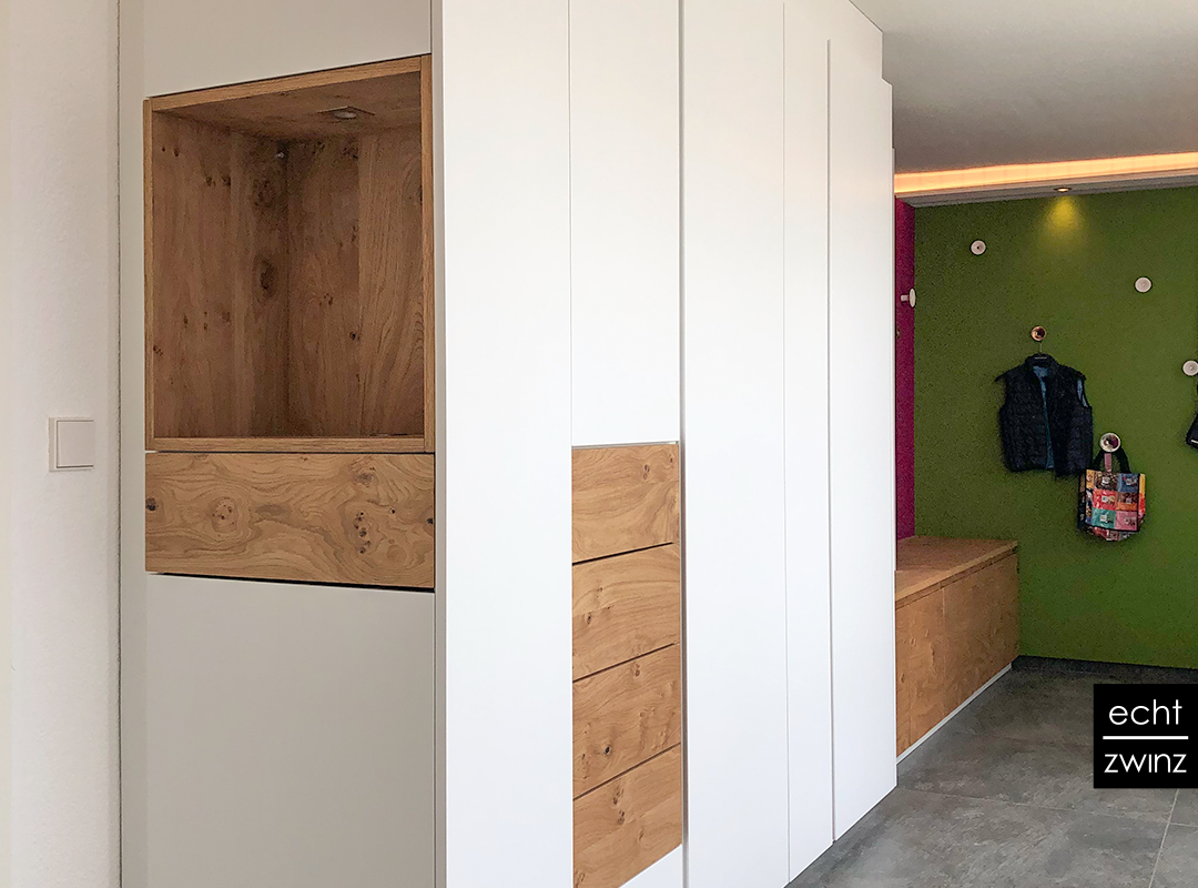 Eingangsbereich mit Garderobenschrank Der geschlossene Garderobenschrank im Eingangsbereich bietet viel Stauraum für Schuhe, Mäntel, Jacken und Co