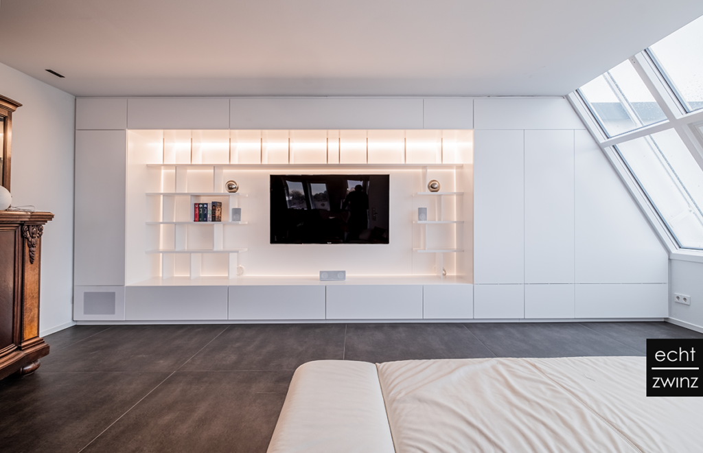 Wohnzimmer – Einbauschrank mit Beleuchtung und Raum für Hifi- und TV-Entertainment