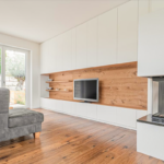 Wohnzimmer: Einbauschrank mit Nische aus Eiche
