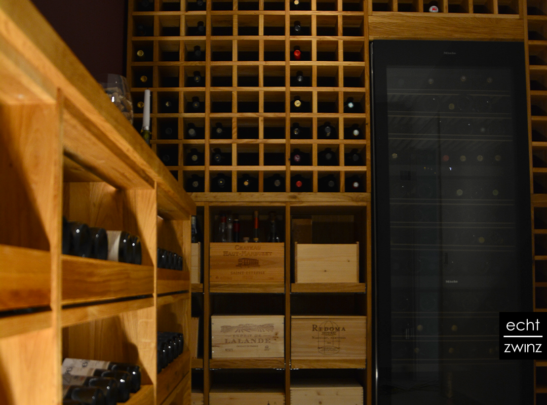 Weinkeller aus Eiche mit Weinregal, Weinflaschenauszug, Weinklimaschrank und Weinkistenauszügen Weinkeller aus Eiche mit Weinregal, Weinflaschenauszug, Weinklimaschrank und Weinkistenauszügen