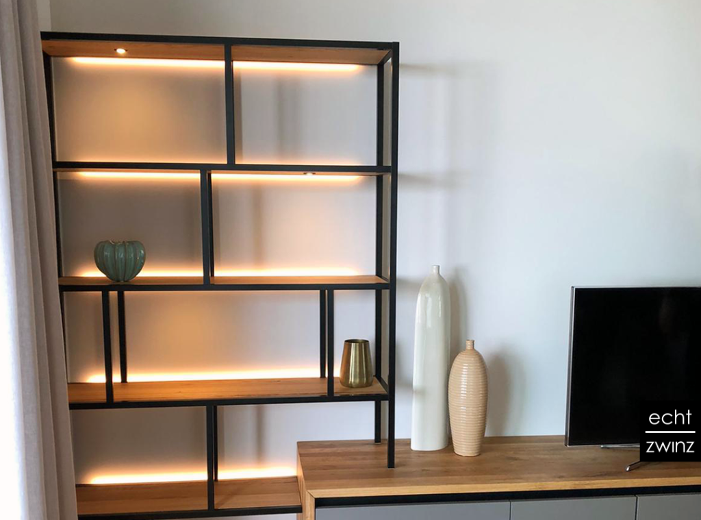 Regal-Sideboard-Kombination aus Eiche und Stahl mit LED-Beleuchtung