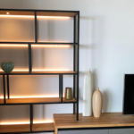 Regal-Sideboard-Kombination aus Eiche und Stahl mit LED-Beleuchtung