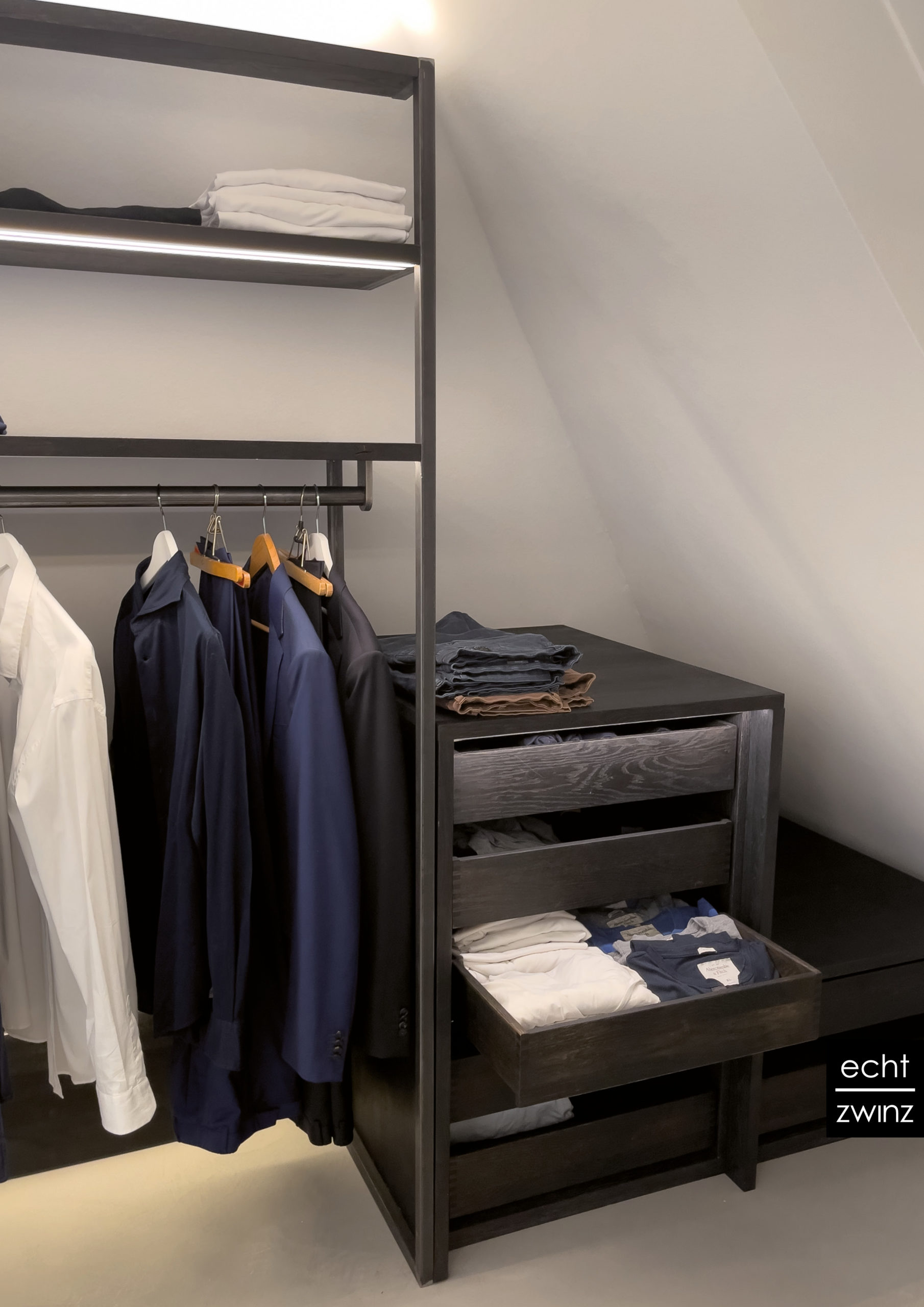 Offene Ankleide im Loft-Badezimmer aus Stahl und Eiche geräuchert mit indirekter LED-Beleuchtung