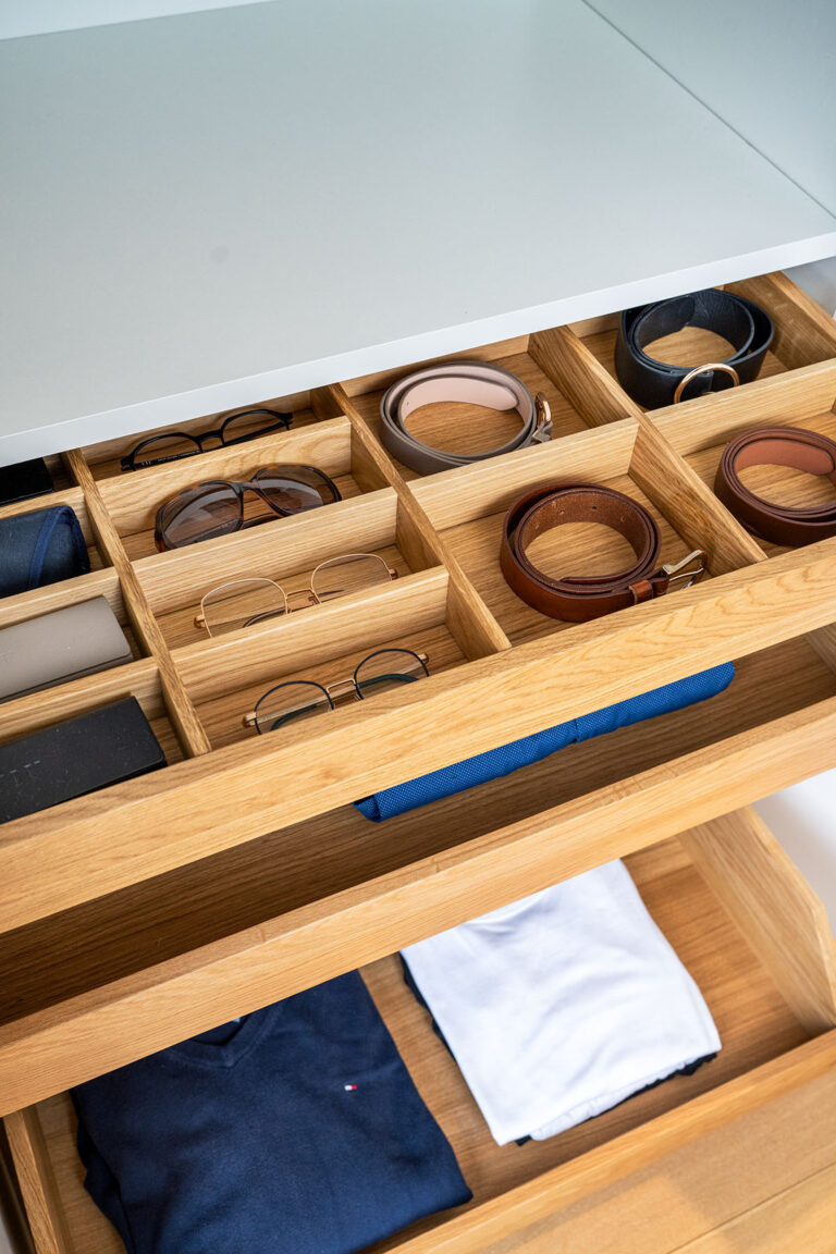 Schubladen-Einteilung in Eiche gezinkt mit perfekten Einsätzen