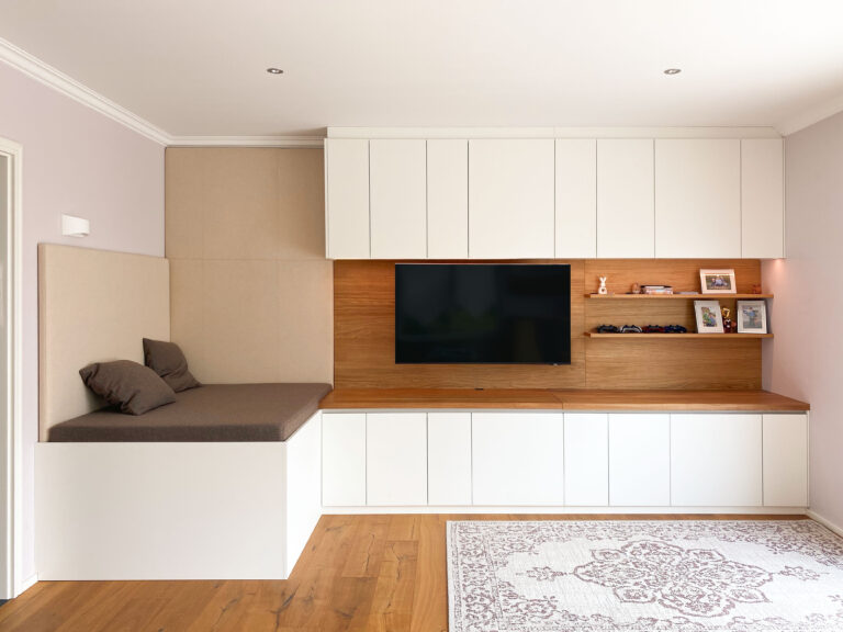 Wohnwand mit Instrument-Stauraum Liegeplataeu