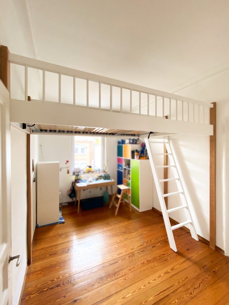 Kinderzimmer Hochbett zum Platzsparen durch zweite Ebene Stuttgart