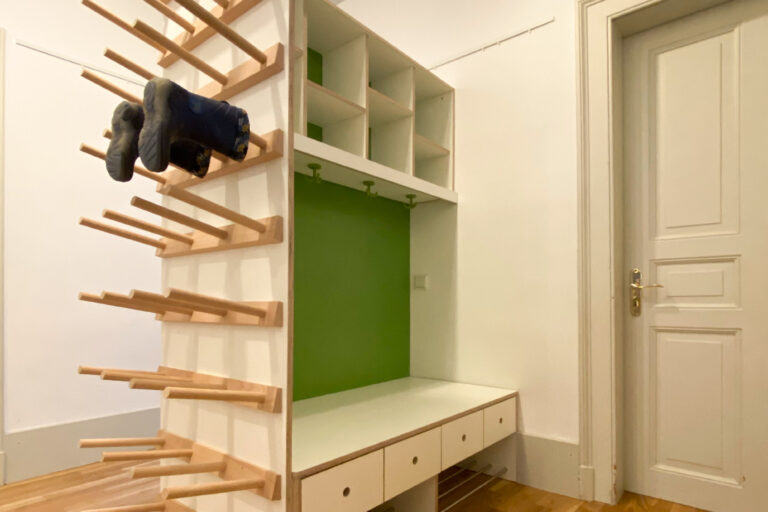 Gummistiefel-Garderobe für Kinder mit Ankleide im Kindergarten und Kita Eingangsbereich in Stuttgart