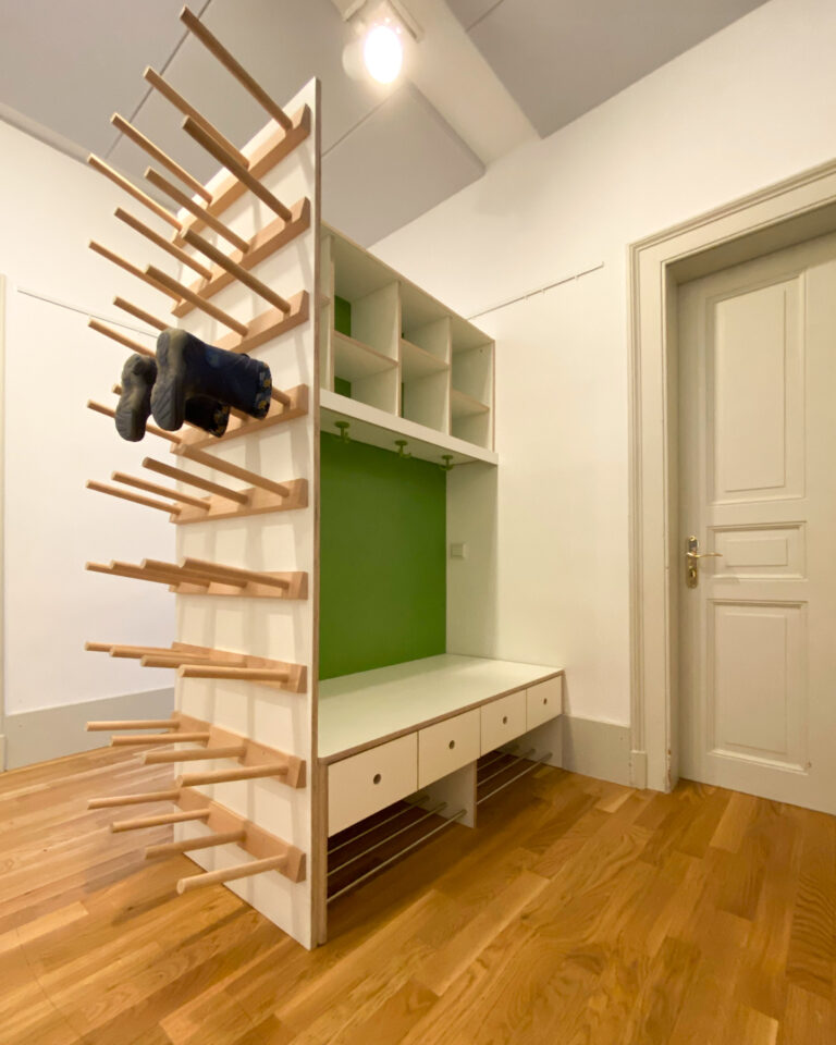Gummistiefel-Garderobe für Kinder mit Ankleide im Kindergarten und Kita Eingangsbereich in Stuttgart