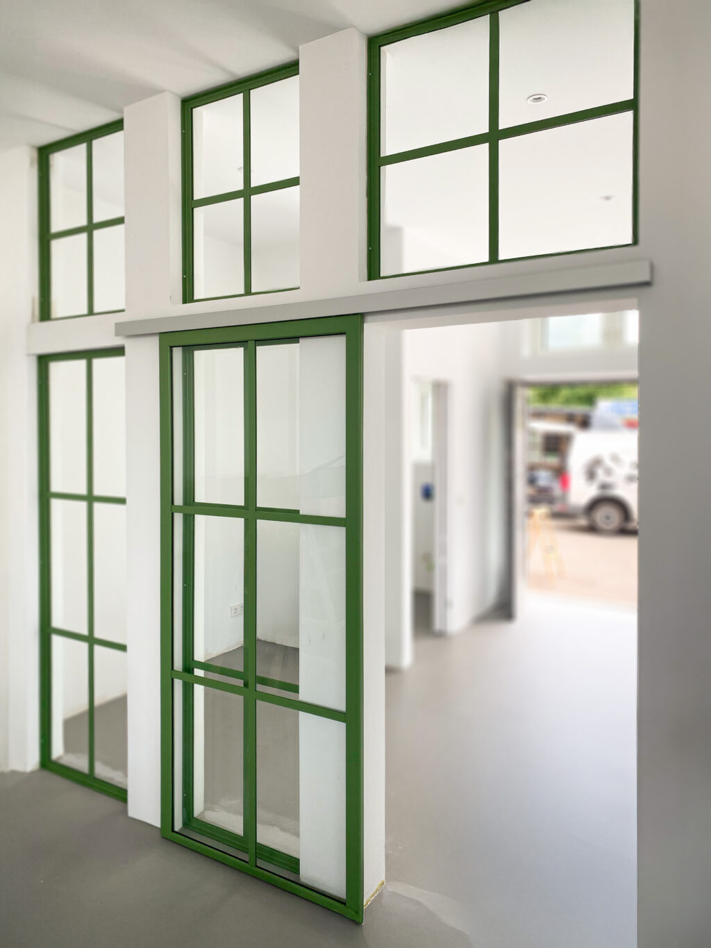 Lofttür neu gedacht, in den Alltbau-Durchbrüche maßgenau angefertigt und eingebaut.