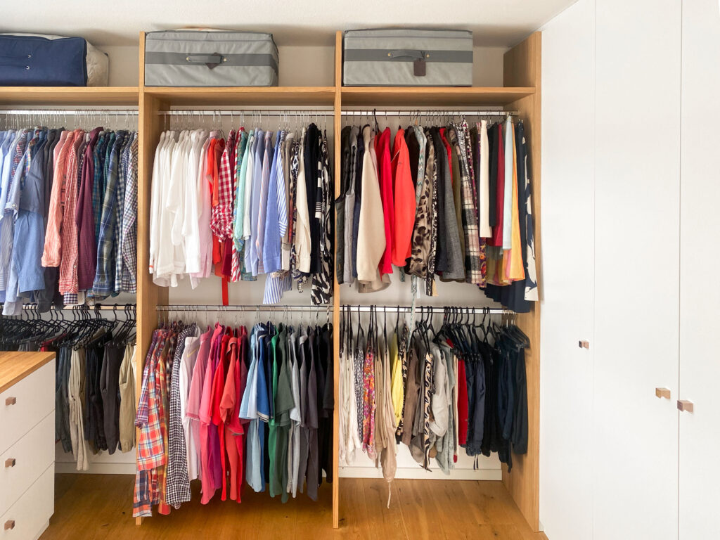 Begehbarer Kleiderschrank mit viel Raum für Hängende. Hemden, Hosen und Kleider finden Platz und sind im Blick