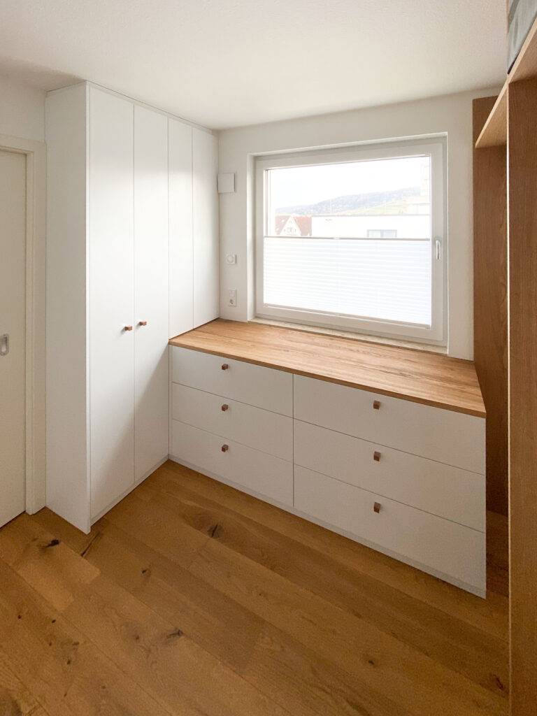 Begehbarer Kleiderschrank mit Fenster, Sideboard und vielen Kleiderstangen