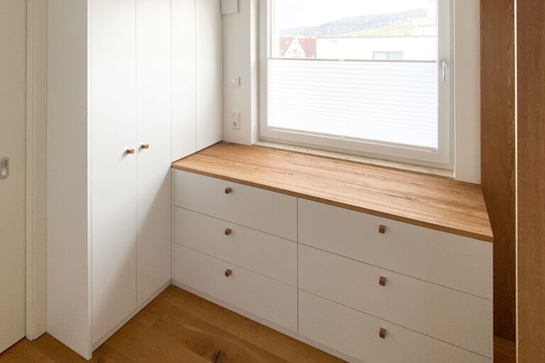 Begehbarer Kleiderschrank mit Fenster, Sideboard und vielen Kleiderstangen