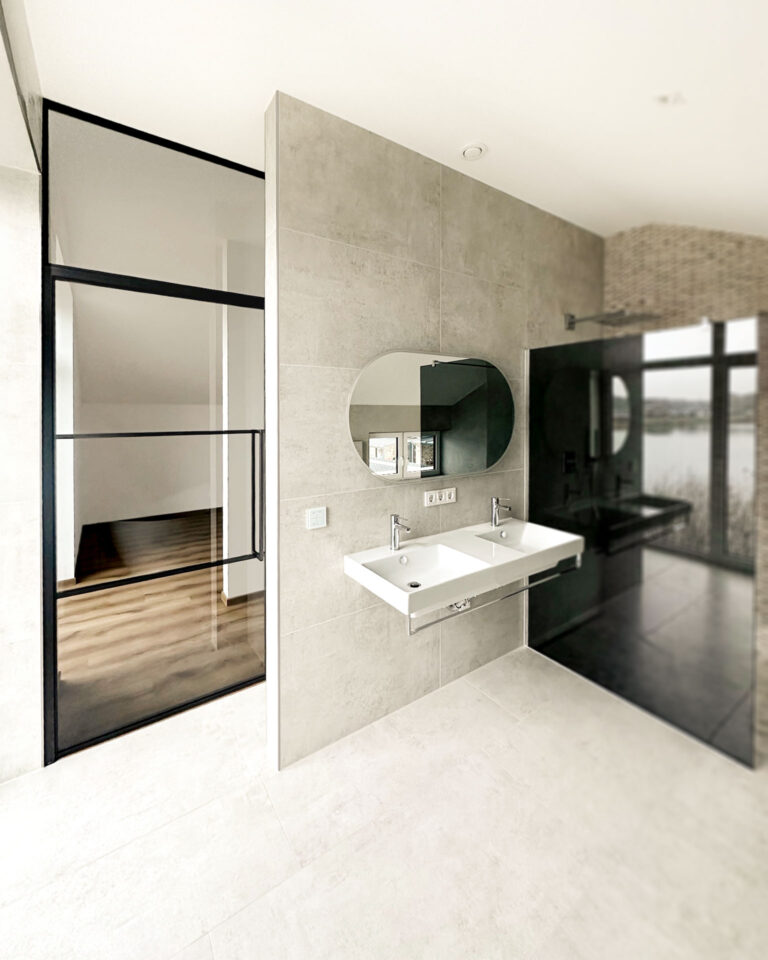 Badezimmer mit Stahlglas-Türe und Oberlicht – Feuchtigkeit bleibt im Nassraum, Licht dringt in beide Räume