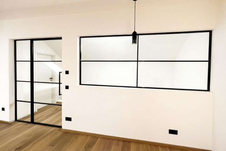 Lofttür aus Stahl mit Innenfenster – Raumtrennung mit Schall- und Windschutz im Loft-Style