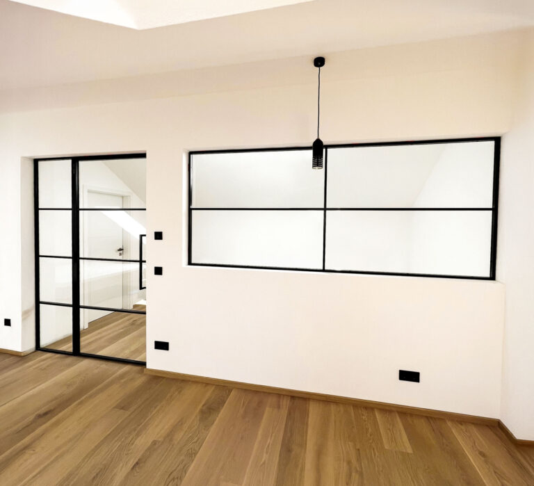 Lofttür aus Stahl mit Innenfenster – Raumtrennung mit Schall- und Windschutz im Loft-Style