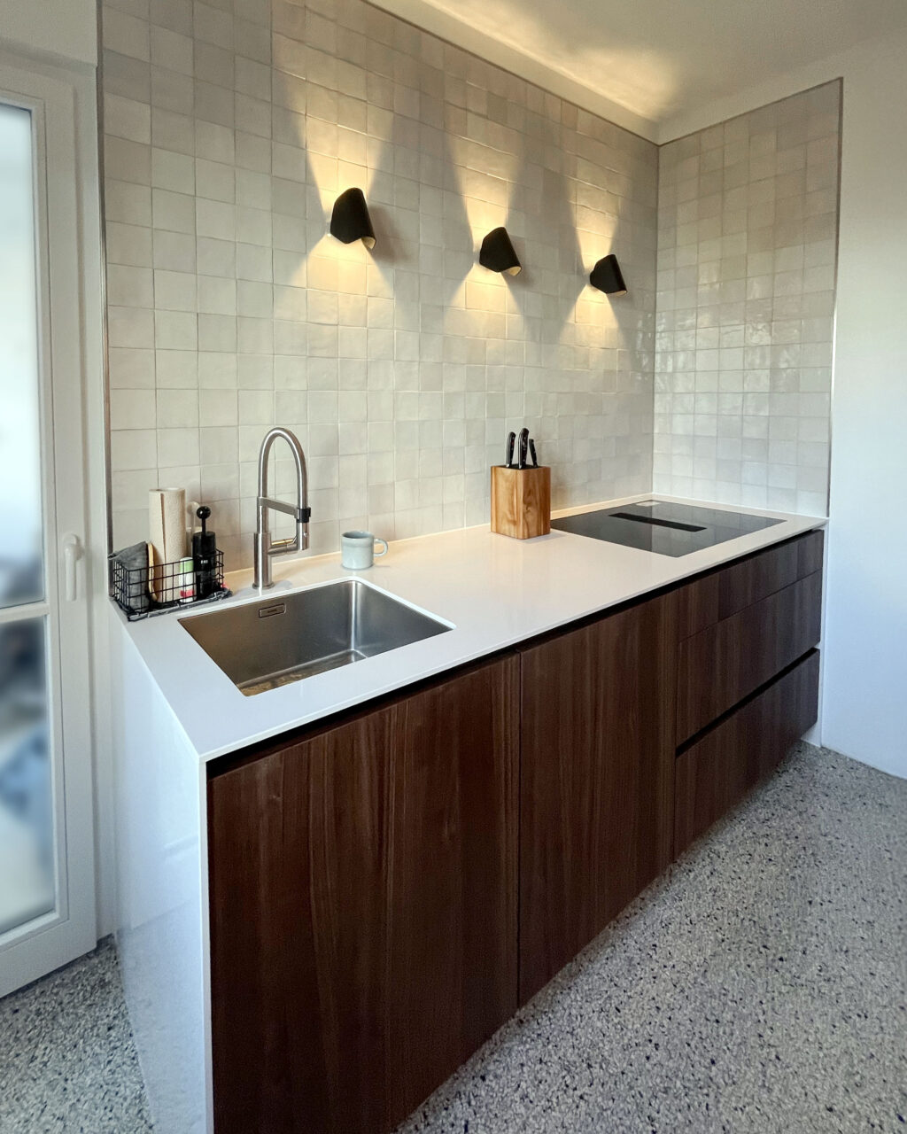 Küche mit Kochfeld, Fliesenwand und Nußbaumfronten – minimalistische Maßanfertigung aus Stuttgart.