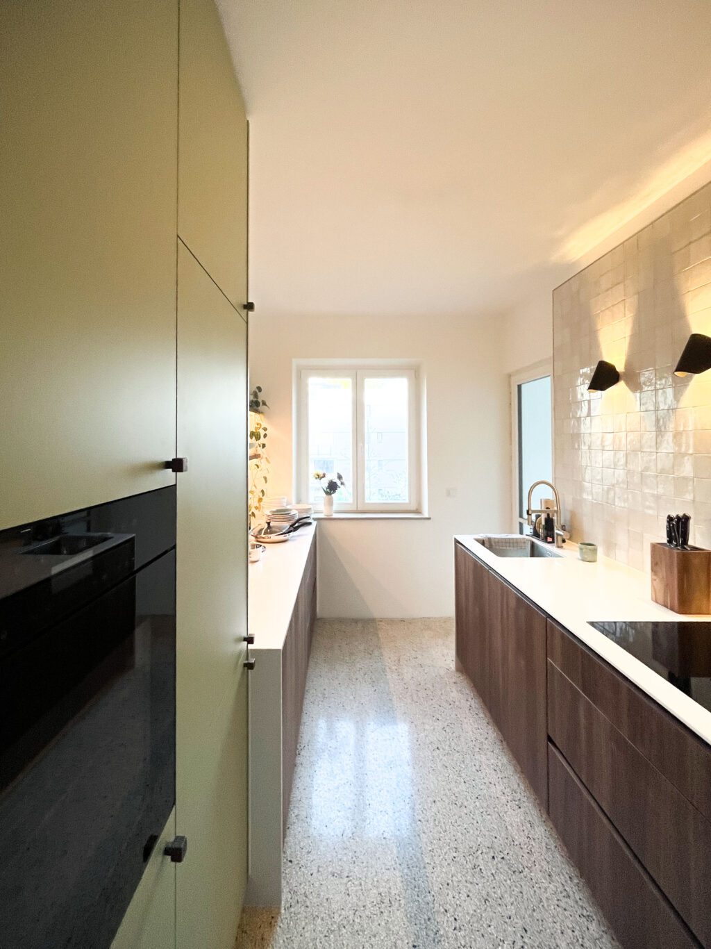 Ein stilvoller Kontrast zwischen kühlen Farben und Materialien und der Wärme von Licht und Holz und Pflanzen