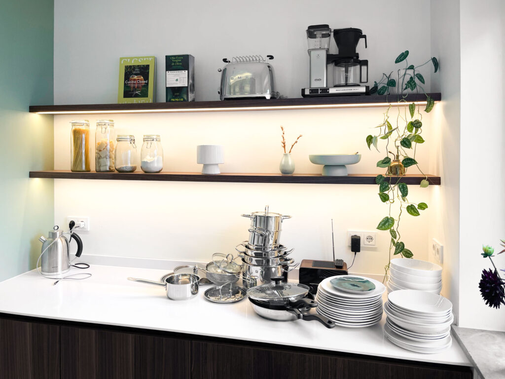 Klarheit und Minimalismus – die Anrichte mit Regal wirkt klar und ruhig. Designküche clean und strukturiert.