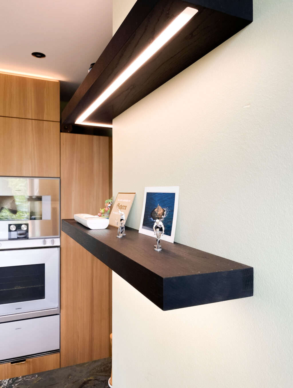 Schwarze Eichenregalbretter mit LED-Beleuchtung in der Küche