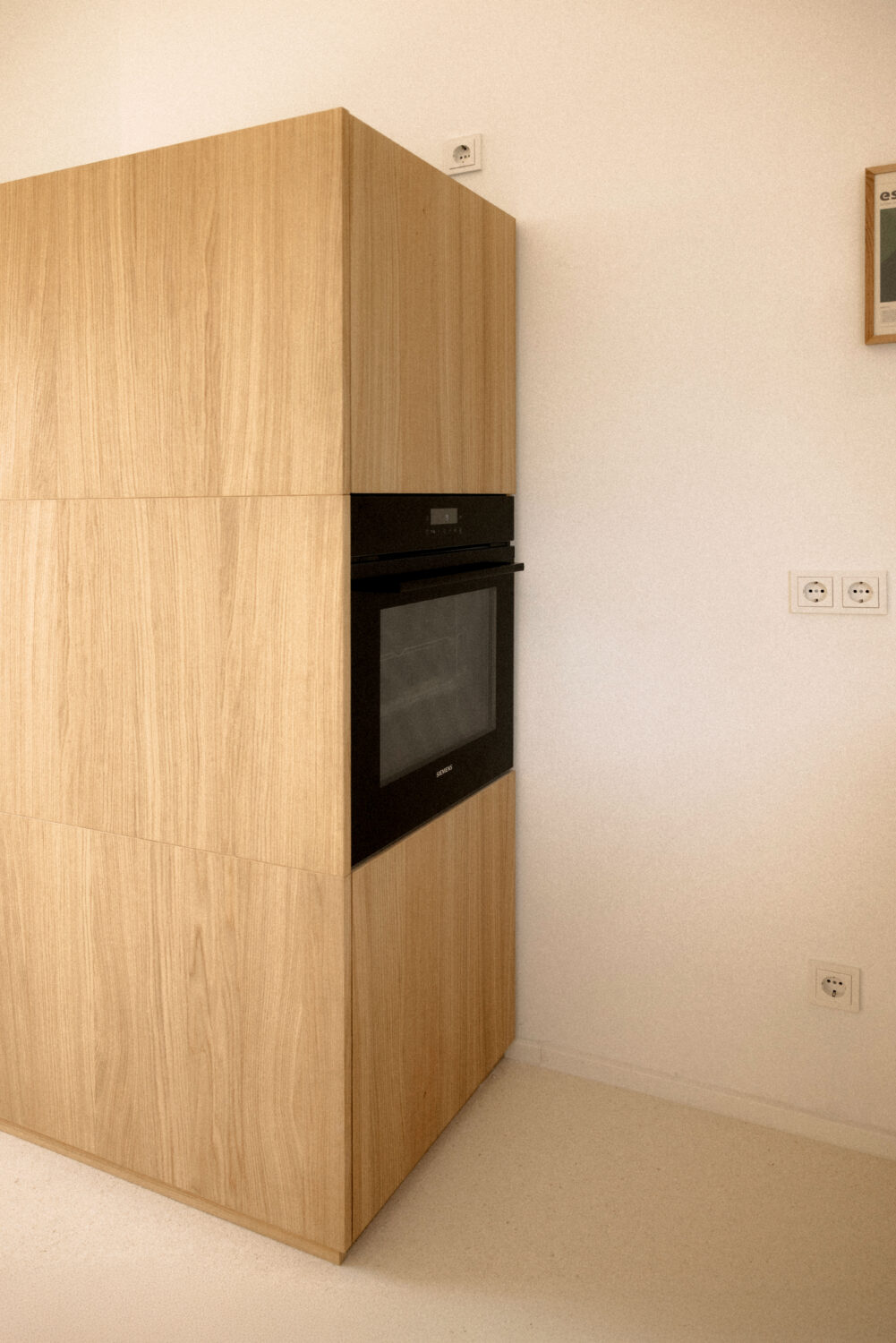 Der hohe Eichenkorpus birgt zur Küche hin den Backofen ...