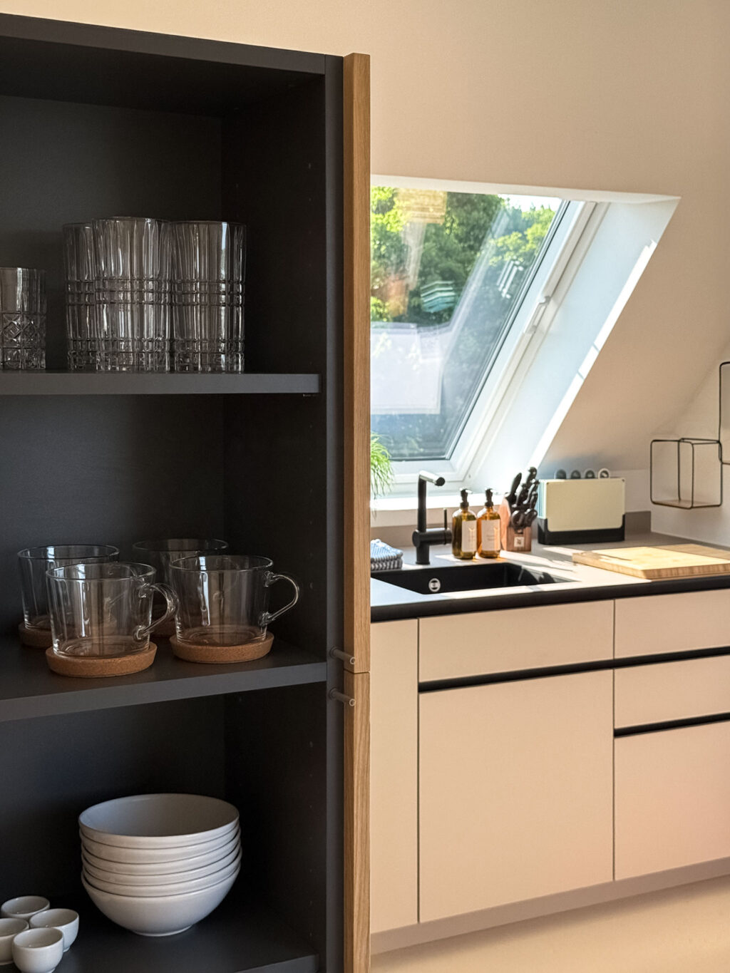 ... und von hinten Geschirr und Gläser fürs Esszimmer.