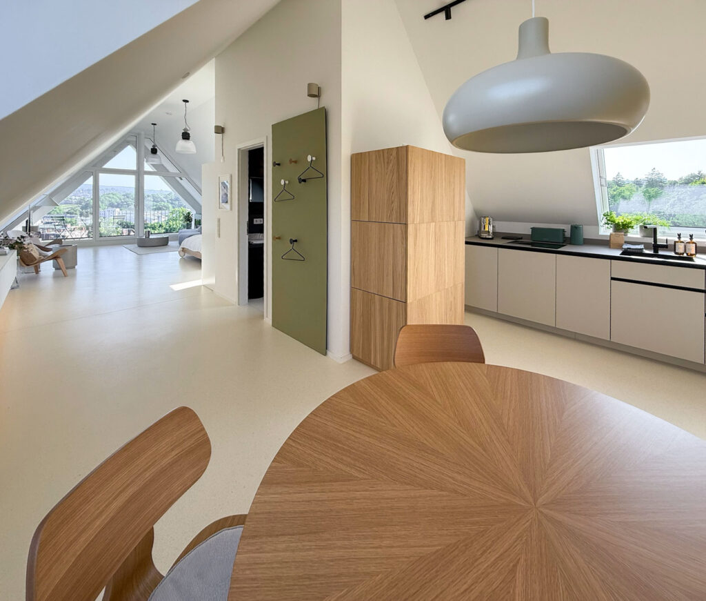 Küche im offenen Loft Dachgeschoss mit viel Tageslicht, Minimalismus und Holz