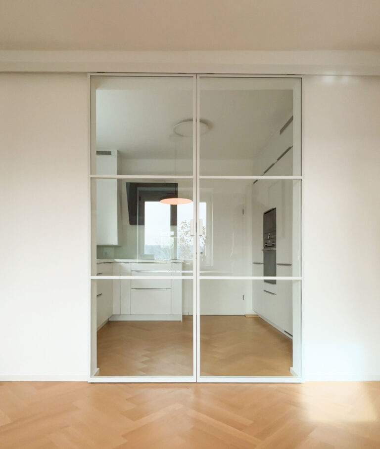 Weiße Glas-Schiebetür als Doppelportal