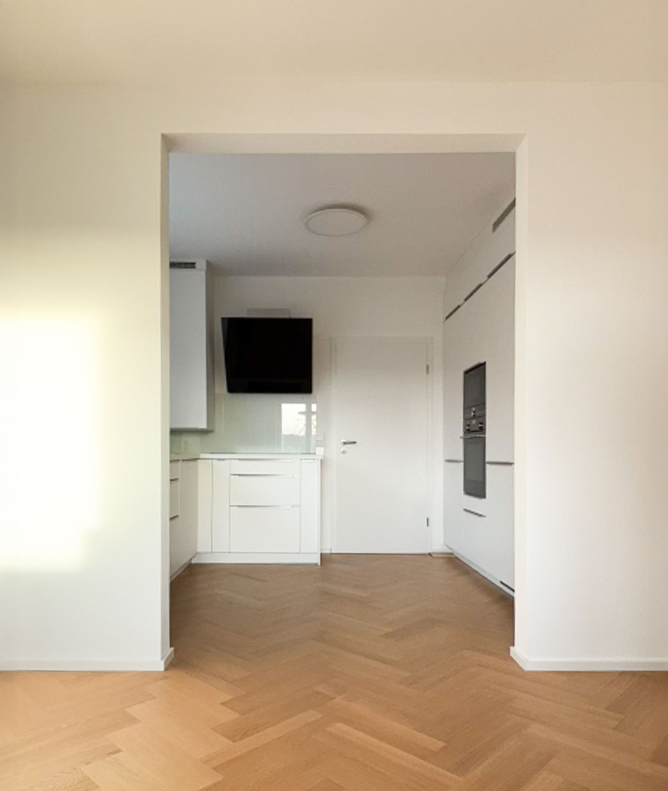 Eine offene Küche. Gerüche und Wasserdampf kamen immer ungebremst ins Esszimmer.