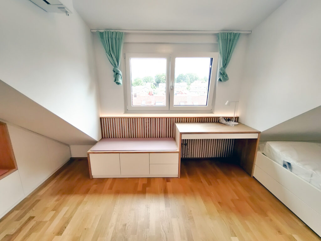 Tageslicht am Schreibtisch – im Zentrum am Fenster sind je die Schreibtische integriert und gehen fließend in eine Sitzbank über.