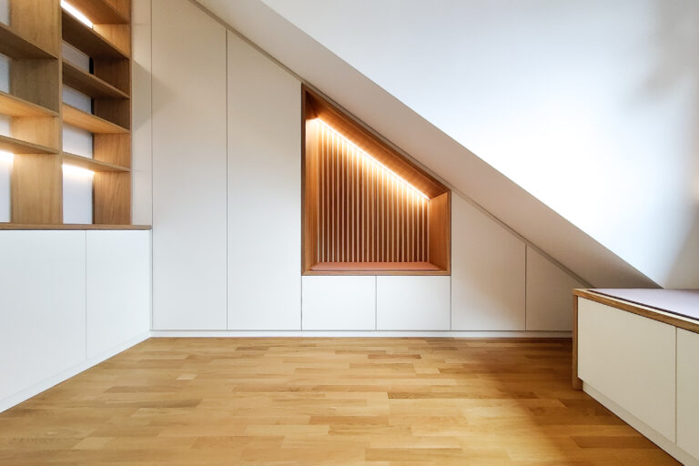 Kinderzimmer mit Sitznische in der Dachschräge mit Holzlamellen und indirektem Licht – Rückzugsort