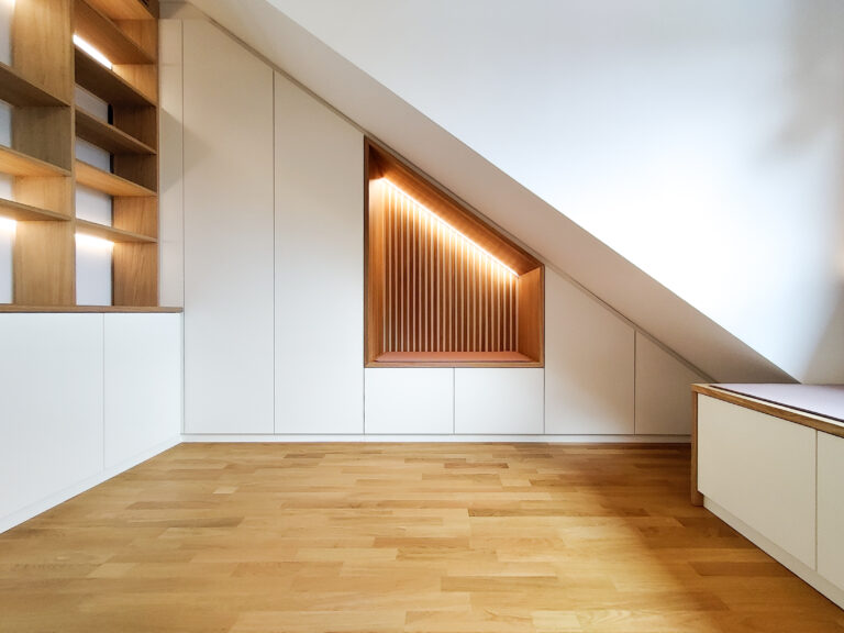 Kinderzimmer mit Sitznische in der Dachschräge mit Holzlamellen und indirektem Licht – Rückzugsort