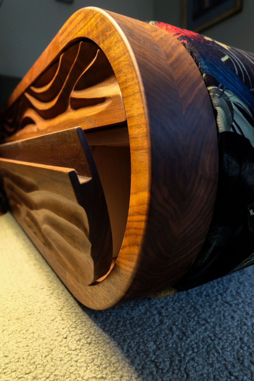 Gesellenstück 2024 von David Leuthe "Gestaltenwandler" ein Sofamöbel, Zwinz Stuttgart, Gewerbliche Schule für Holztechnik