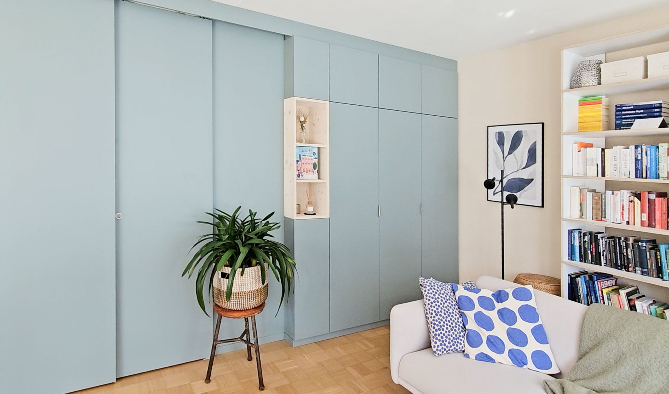 Hinter der Schiebetür ist die Bettnische der Eltern, in den Schränke viel Stauraum versteckt. Das Wohnzimmer bleibt erhalten.