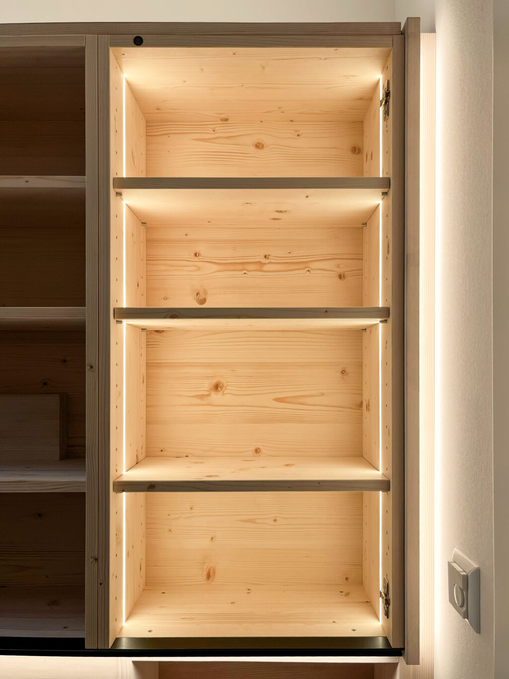 Schöne Überraschung: im Spiegelschrank erstrahlt alles in warmem LED-Licht