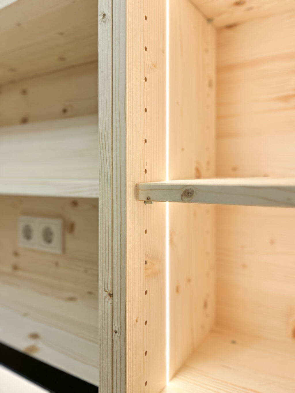 Massivholz-Schränke mit LED-Beleuchtung und Innensteckdosen.