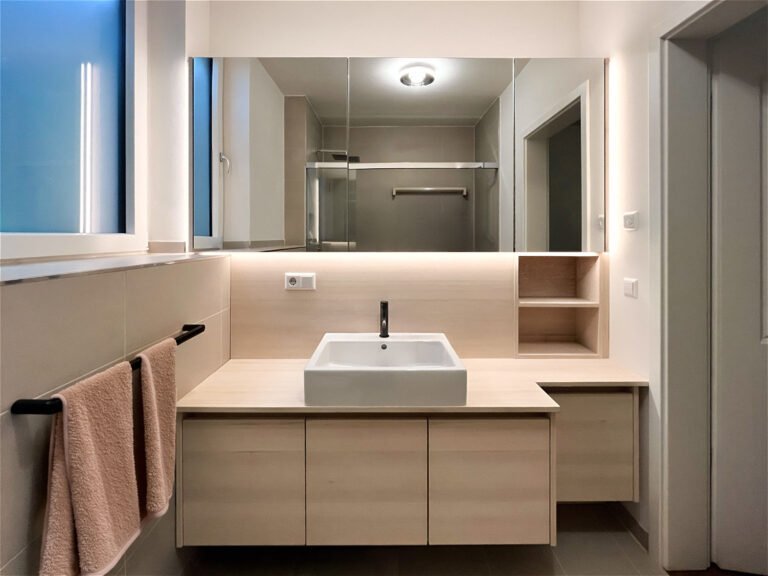 Holz-Badezimmer-Waschtisch-Spiegelschrank-Tanne-Stuttgart