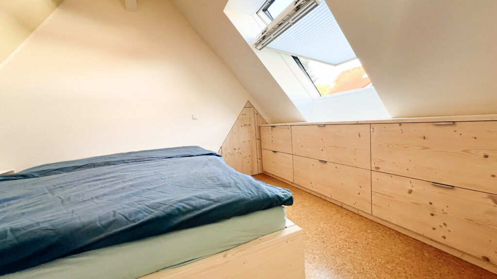 Unterm Fenster dient das Sideboard als kleine Sitzgelegenheit um am Fenster zu verweilen oder die Kleidung für den Tag zusammen zu sammeln.