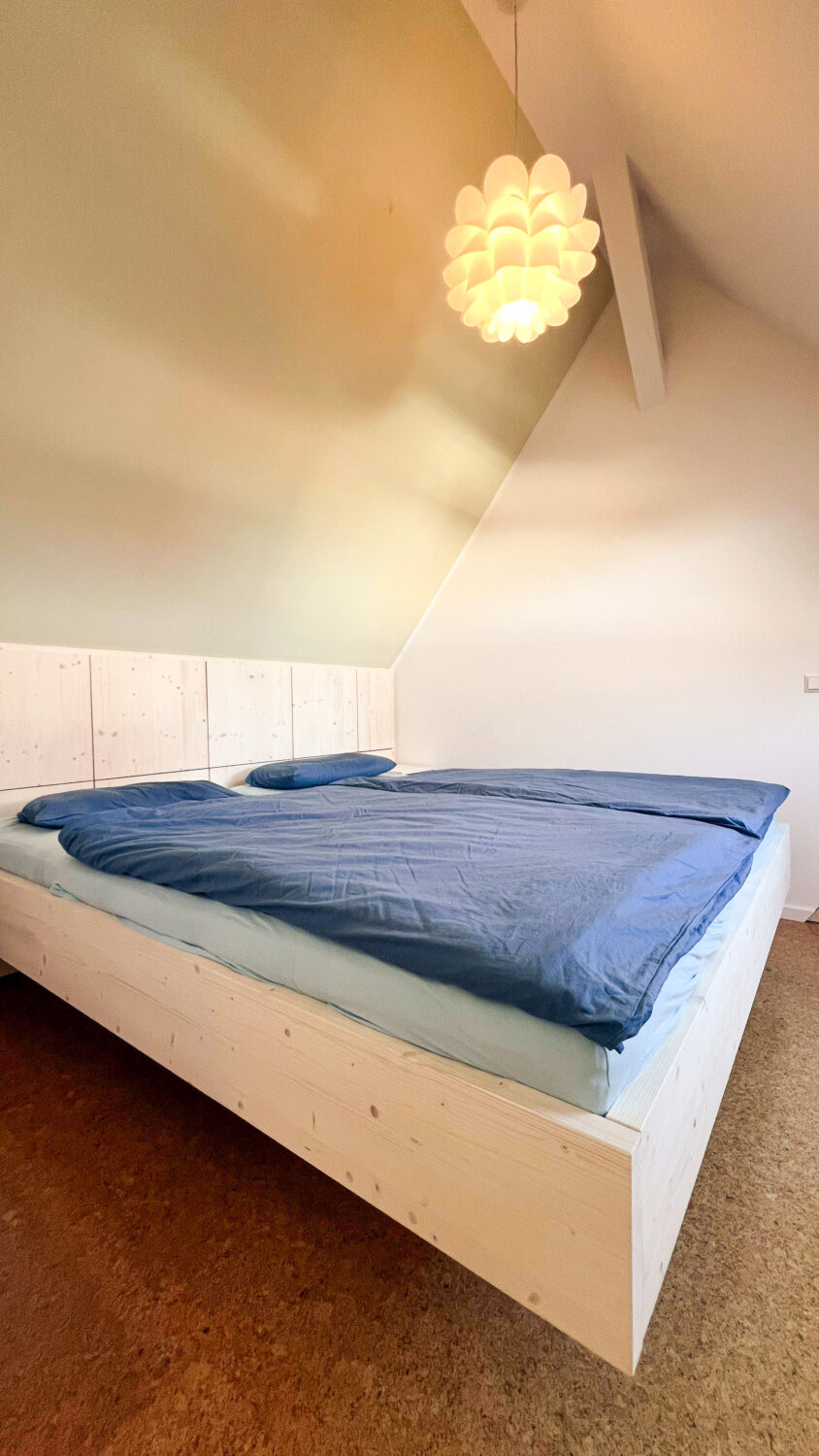 Bett mit geschlossenen Fronten